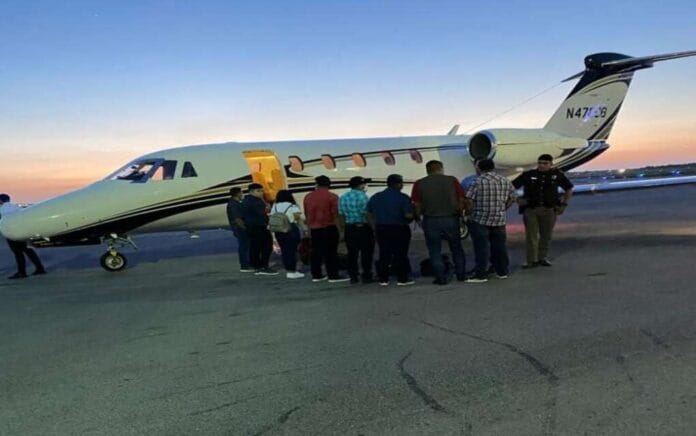 Indocumentados-avioneta-750x1000