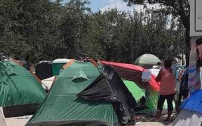 Medidas como la sana distancia y el permanente uso del cubrebocas en áreas concurridas no siempre se aplican en este lugar