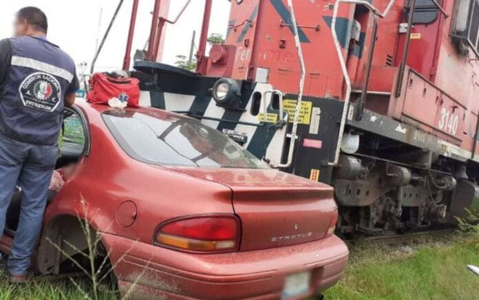 Tren arrolla automóvil, la conductora resultó lesionada