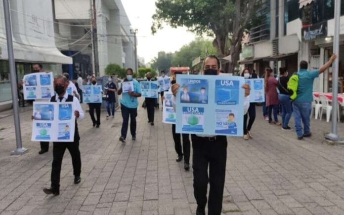 Un grupo de aproximadamente 20 “Meseros “y “Bartender”, (1)