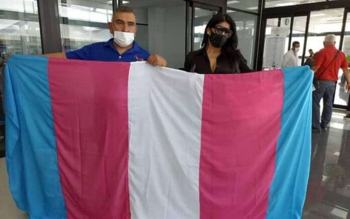 “Las trans estamos luchando en ser reconocidas_, mencionó tras recibir su acta