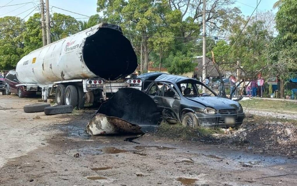 Explota y se incendia auto tanque alcanzado dos vehículos más en ejido Miramar