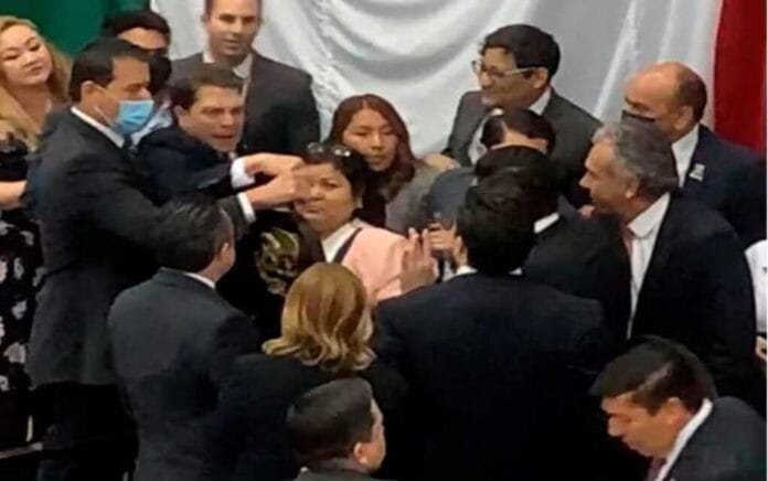 trifulca en congreso del estado (1)