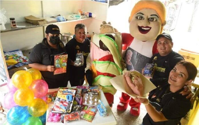 Canjean juguetes por tortas de la barda