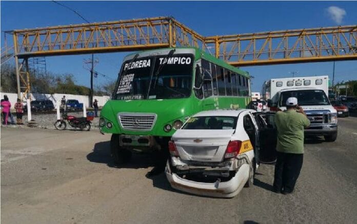 Microbús se queda sin frenos a la altura de La Retama _ José Castillo