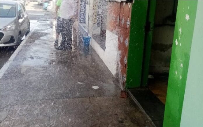 Mientras en Monterrey no agua, en Tampico se desperdicia