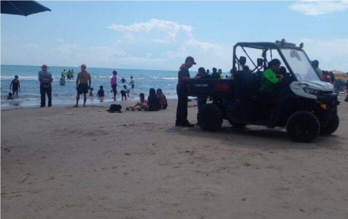 Guardavidas de Ciudad Madero rescatan a regiomontano de ahogarse en playa Miramar