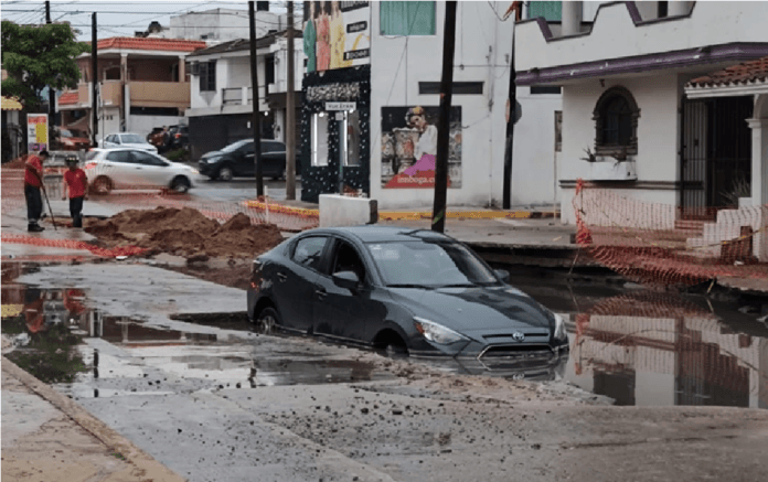 Padre, hijo y auto caen en una zanja en colonia de Ciudad Madero