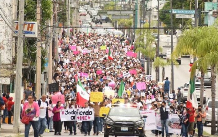 Se manifiestan en Tampico contra la reforma electoral de forma pacífica por la avenida Hidalgo