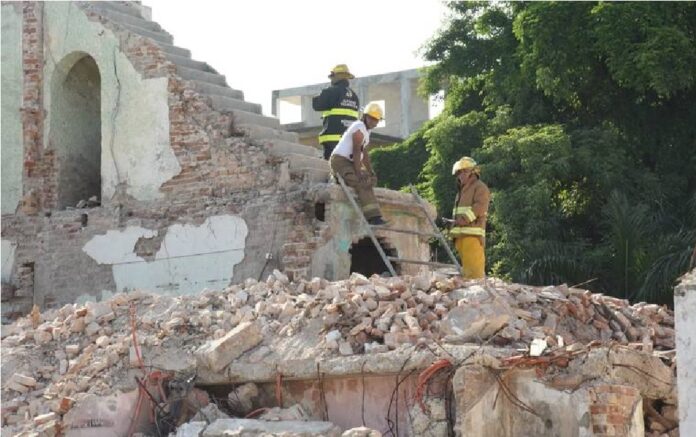 Se desploma marquesina en Tampico, reportan dos personas atrapadas