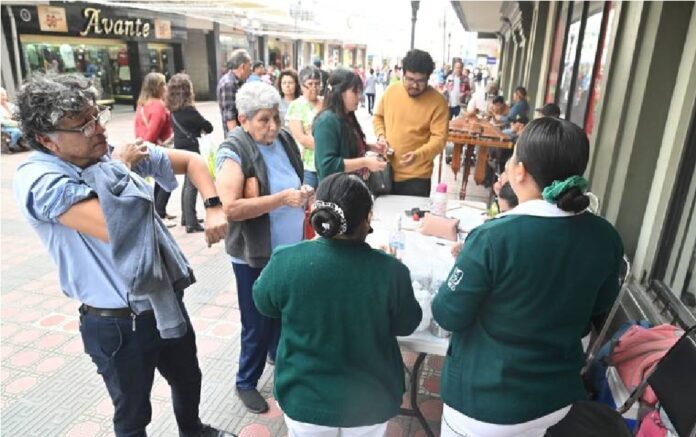 Vacunan contra la influenza estacional en peatonal de Tampico