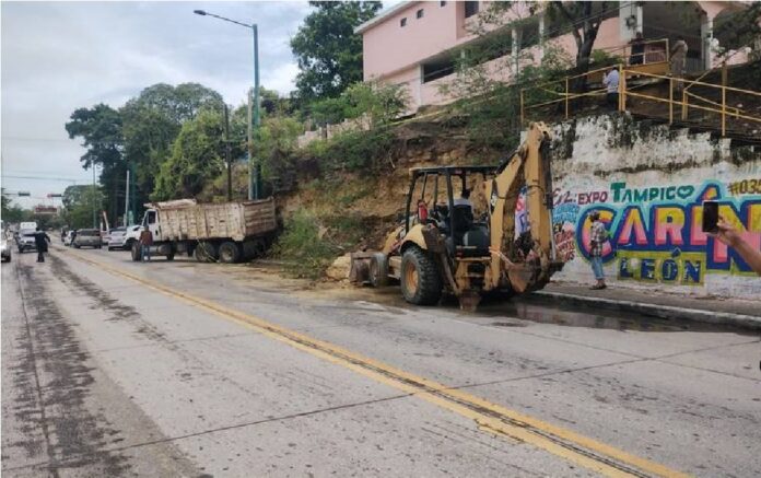 Personal del ayuntamiento retiró las piedras y arenas desgajadas