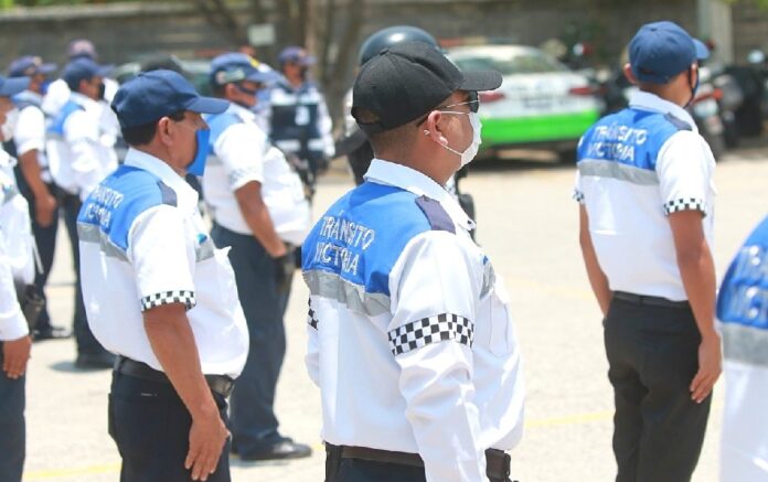 Dos elementos de la Dirección de Tránsito y Vialidad en Ciudad Victoria