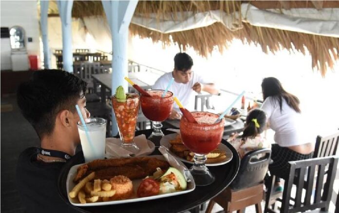 El cobro de propina no es obligatorio señala la Profeco