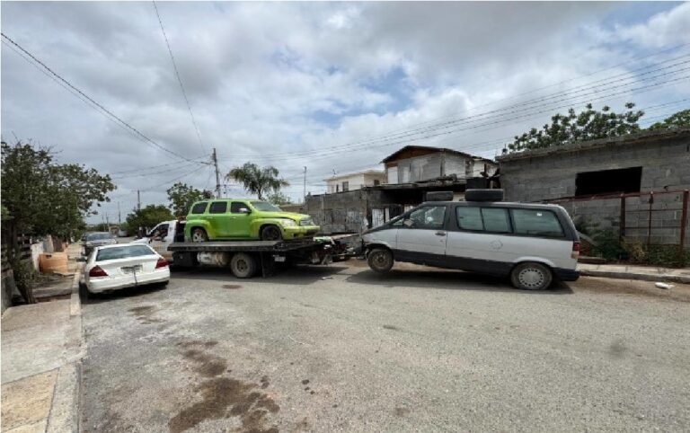 Retira Tránsito a 77 vehículos chatarra de la vía pública