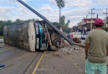 Vuelca unidad del transporte público en Tampico