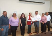 Entrega nombramientos a maestros de Centros Culturales