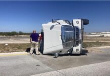 Se registra la volcadura de un tratocamión