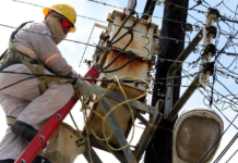 Siguen afectaciones en suministro eléctrico tras fuertes vientos