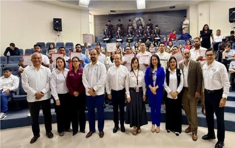 Se gradua 4a. generación de conductores de tractocamiones quinta rueda