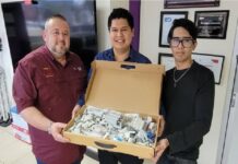 Donan egresados de UPV material electroneumático