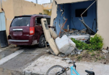 Menor resulta lesionado al impactarse vehículo contra su vivienda