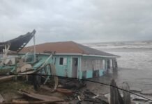 Colapsa restaurante en playa Bagdad por fuerte oleaje