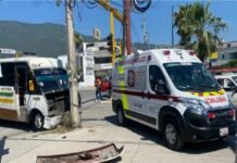 Siete personas lesionadas en choque de microbús y camioneta