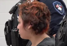 Joven madre enfrenta múltiples cargos tras muerte de bebé de siete meses