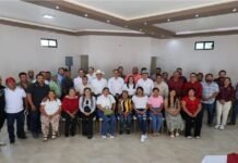 Orientan a productores pesqueros sobre programas de apoyo estatal