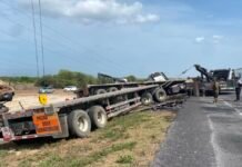 Trailero se choca contra restos de tráiler nodriza incendiada