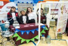 UAT brinda asesoría a alumnas de primaria para crear filtro ecológico de agua