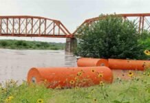 Boyas fronterizas se desprenden ante creciente del río Bravo; cierran puentes internacionales ante riesgo