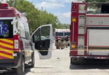 Cae a red de drenaje y muere; su amigo intenta sacarlo y queda grave