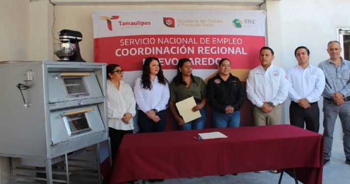 STR-112-2026.-Fortalece STPS emprendimiento con entrega de equipo productivo a dos negocios de Nuevo Laredo (4)