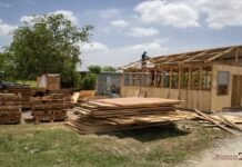Alcalde cumple compromiso con familia afectada e inicia construcción de cuarto habitación en Poblado Control